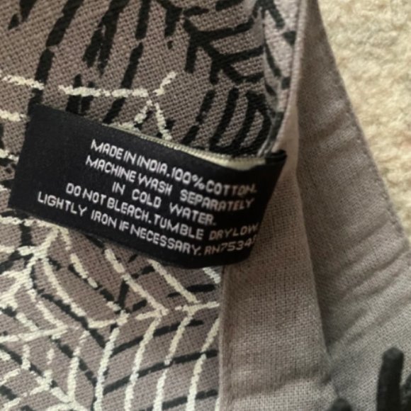 Halloween glow in the dark table runner with spiders - Picture 5 of 5